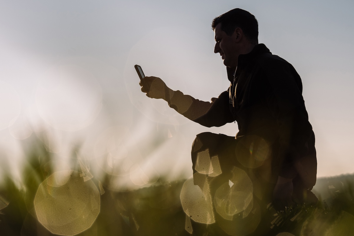 Image of the person on the field with the mobile and mock-up of the YaraPlus Podcasts